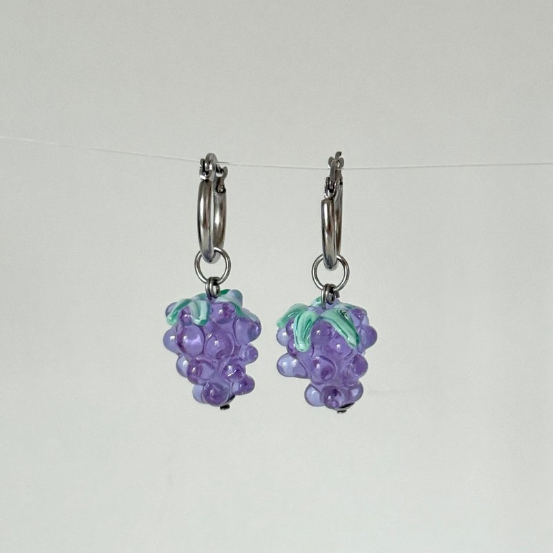 Grape Earrings Stainless steel hoop earrings with grape murano glass bead pendant, handmade. - 耳環/耳夾/耳骨夾 - 玻璃 紫色