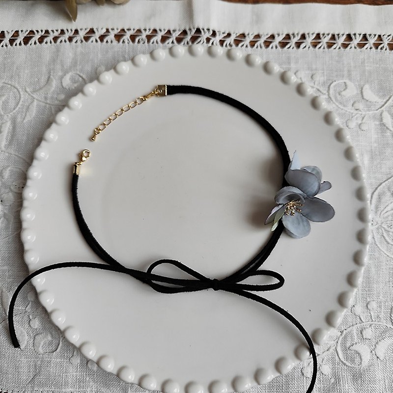 HAN Han retro low-key blue flower black bow necklace ballet girl style - Chokers - Other Materials Black