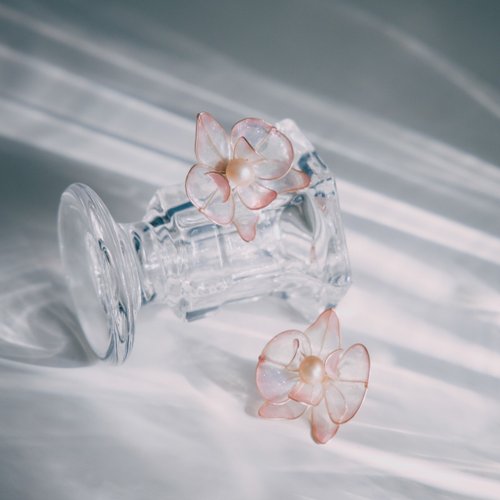 女子主義 Doctrine of Lady 【蝴蝶蘭-櫻花粉】貼耳耳環 | 水晶花飾品 | 新娘飾品 | 交換禮物