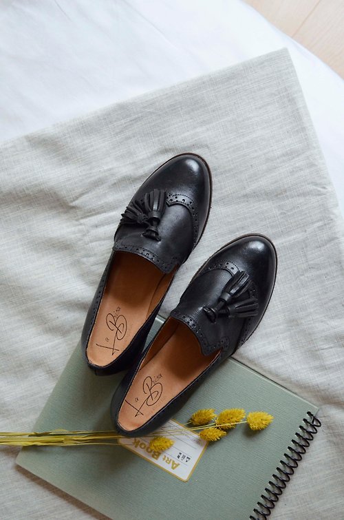 La Brisa 台南製鞋 【零碼】黑色__大山羊皮擦色流蘇低跟鞋 A7077 (黑/棕 2色)