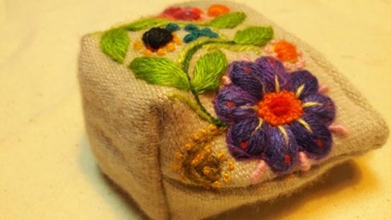 立体小花刺繡三角バッグカーキ - 財布 - その他の素材 ブラウン