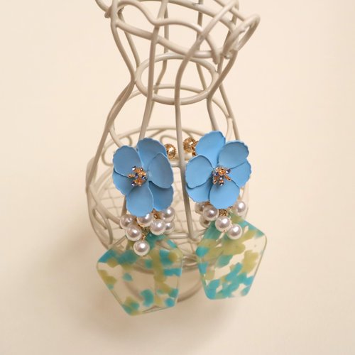 Heart Bouquet そよ風渡る空色の花のイヤリング 花 キラキラ 大きめ 大ぶり 大振り 揺れる 軽い 透ける 透明 クリア 青 水色 ブルー