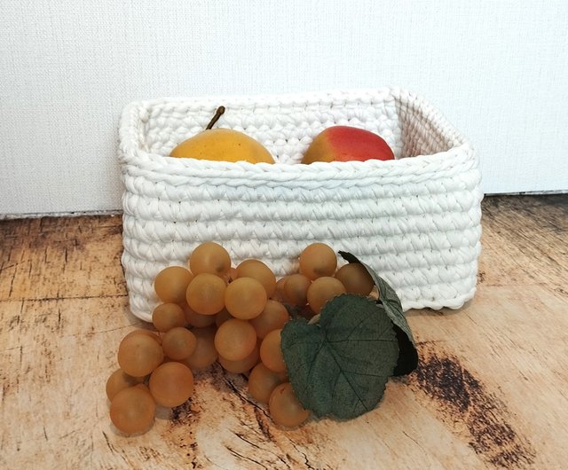 キッチン用の白いバスケット。手編みの収納バスケット。綿編みの