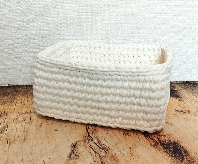 キッチン用の白いバスケット。手編みの収納バスケット。綿編みの