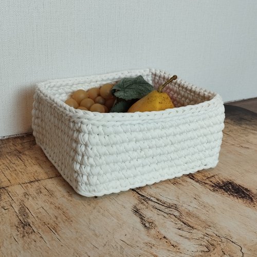 キッチン用の白いバスケット。手編みの収納バスケット。綿編みの