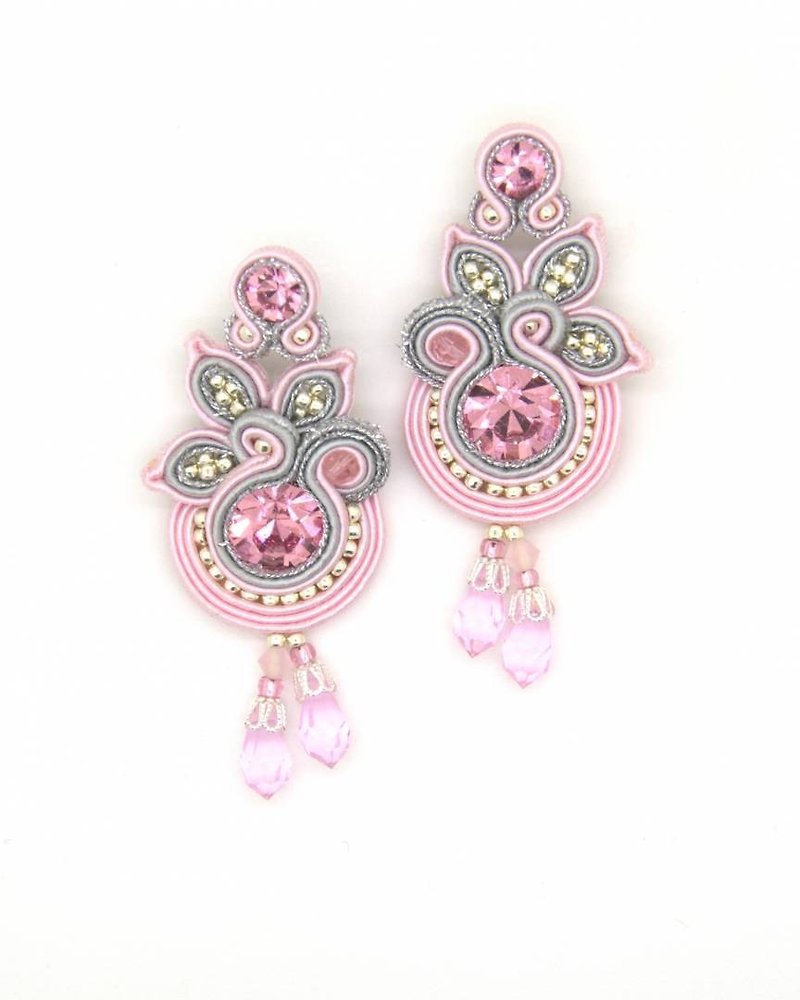 Earrings Floral drop earrings in light pink color - 耳環/耳夾 - 其他材質 粉紅色