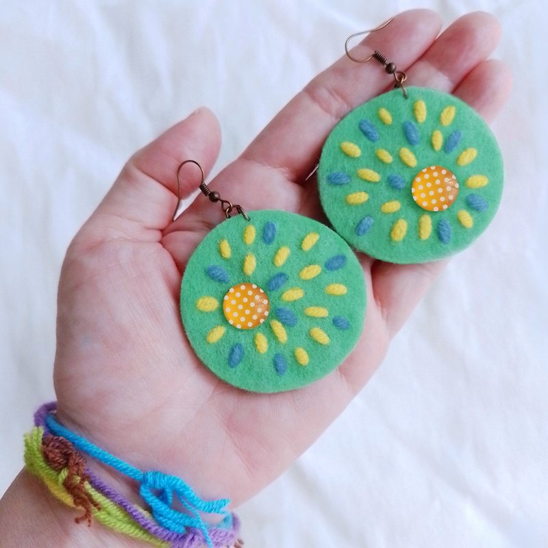Cute free-form dangle earrings design with hand-stitching on hard felt, beads - 耳環/耳夾/耳骨夾 - 其他材質 綠色