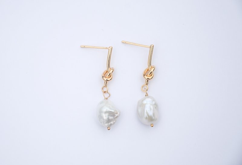 限量天然強光巴洛克珍珠耳墜 別致打結耳環 - 耳環/耳夾/耳骨夾 - 珍珠 白色