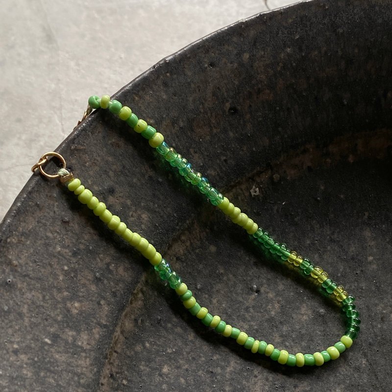 Grass green glass bead bracelet - สร้อยข้อมือ - วัสดุอื่นๆ สีเขียว