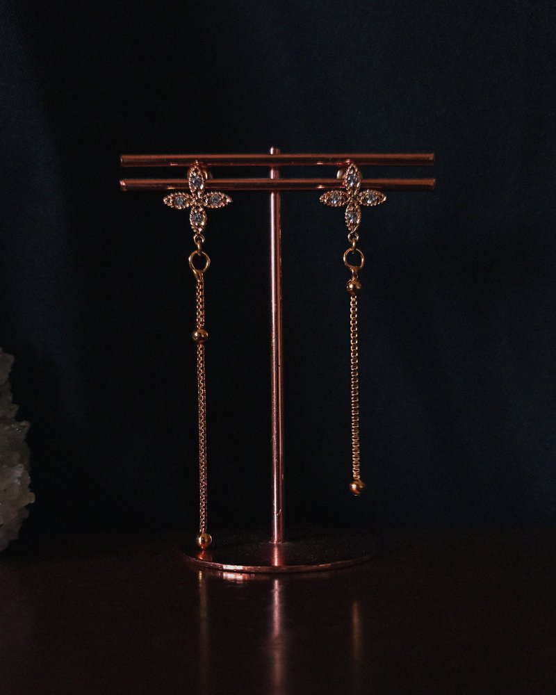 [Exclusive Limited Edition] Quatrefoil inlaid zirconium long chain asymmetric earrings - ต่างหู - เครื่องประดับพลอย สีทอง