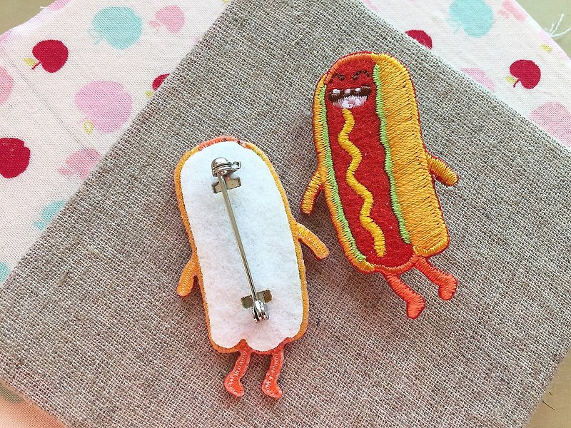 Cloth embroidered pin - happy fast food series crooked hot dog fort - Badges & Pins - Thread 