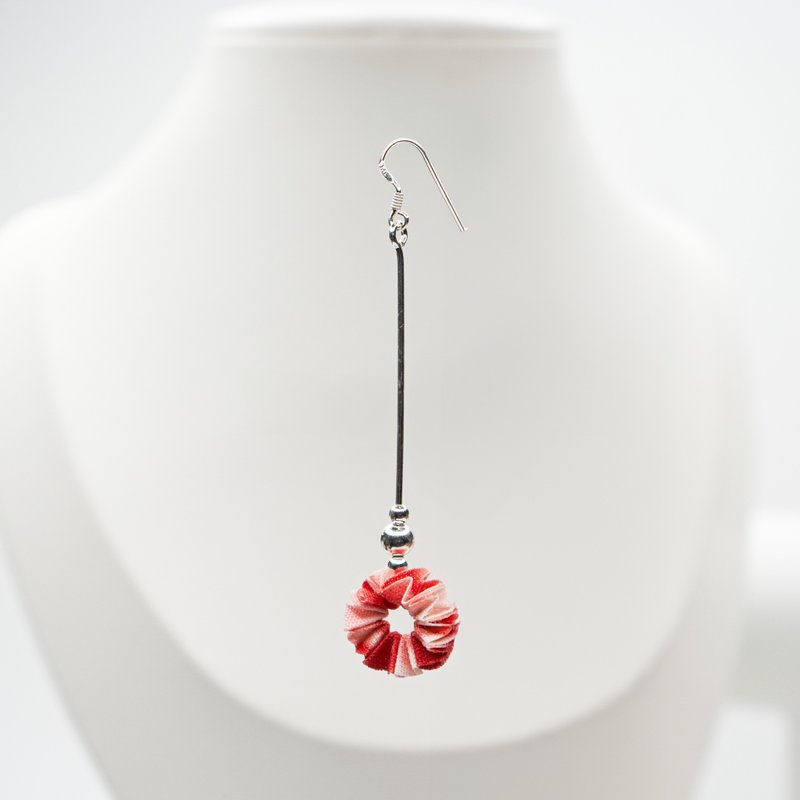 Moon Crescent Fabric Earrings - White Red - 耳環/耳夾/耳骨夾 - 棉．麻 紅色