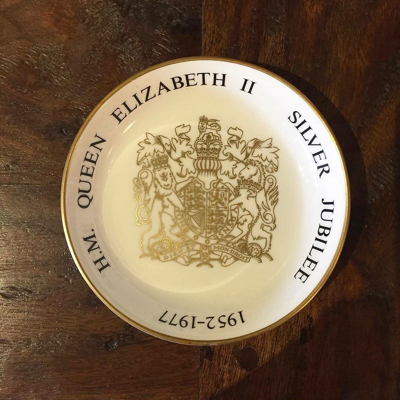 Britain made by Queen Elisabeth Memorial fine bone china saucer - จานเล็ก - เครื่องลายคราม 