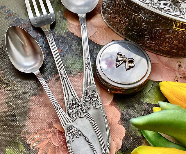 フランスのアンティーク カトラリーにリボン トーテム デザインのナイフ、フォーク、ティースプーンが付いています。 - ショップ Annie's  antiques カトラリー - Pinkoi