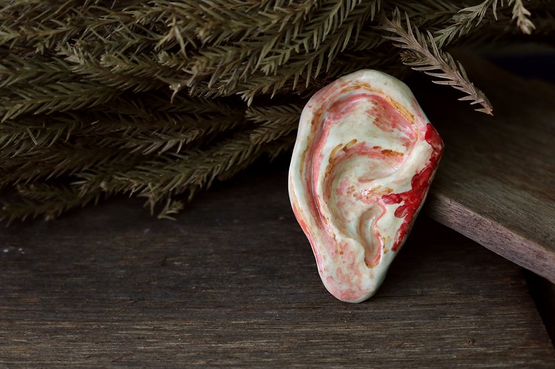 Ceramic Ear's Vangogh with his blood ( Brooch ) - 胸針 - 陶 紅色
