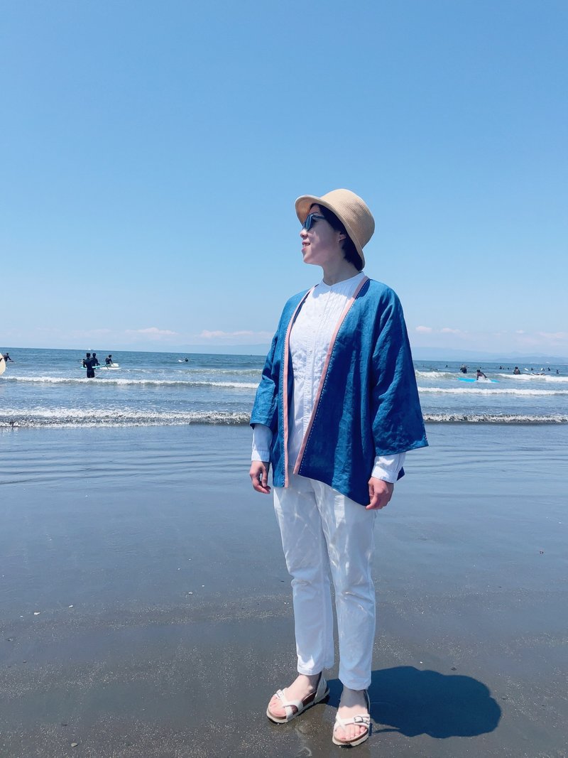 日本製 手染め 身も心もゆったりと 藍染した麻素材 うっすら光沢のあるショート丈羽織り Good Morning Haori  aizome japanblue - 帽T/大學T - 棉．麻 藍色