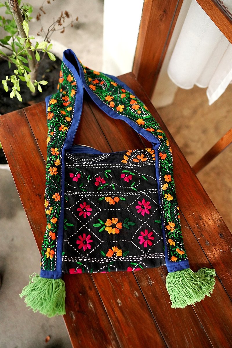 Hand embroidered black floral shoulder bag side bag - กระเป๋าแมสเซนเจอร์ - ผ้าฝ้าย/ผ้าลินิน สีดำ