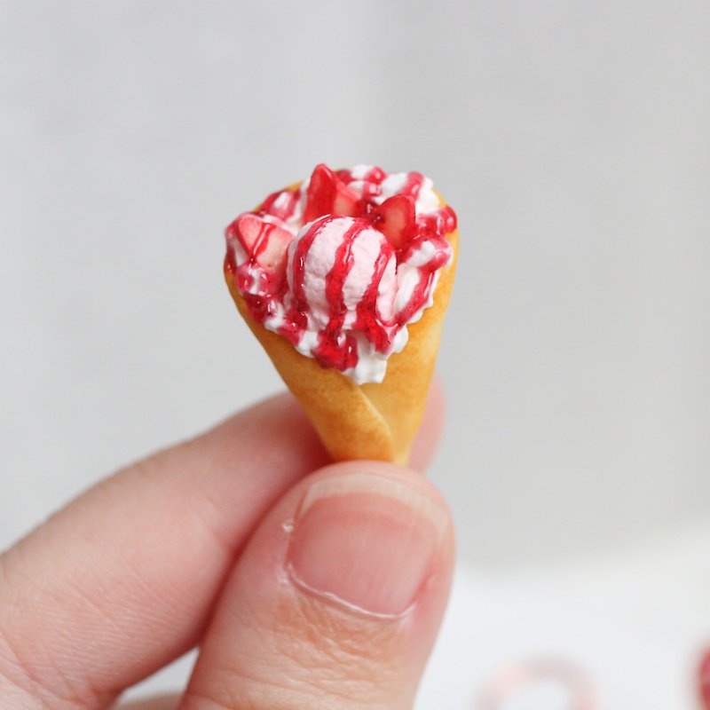 いちごジャム アイスクリーム クレープ ピアス 一口デザートの飾り いちご3切れ - ピアス・イヤリング - 粘土 レッド