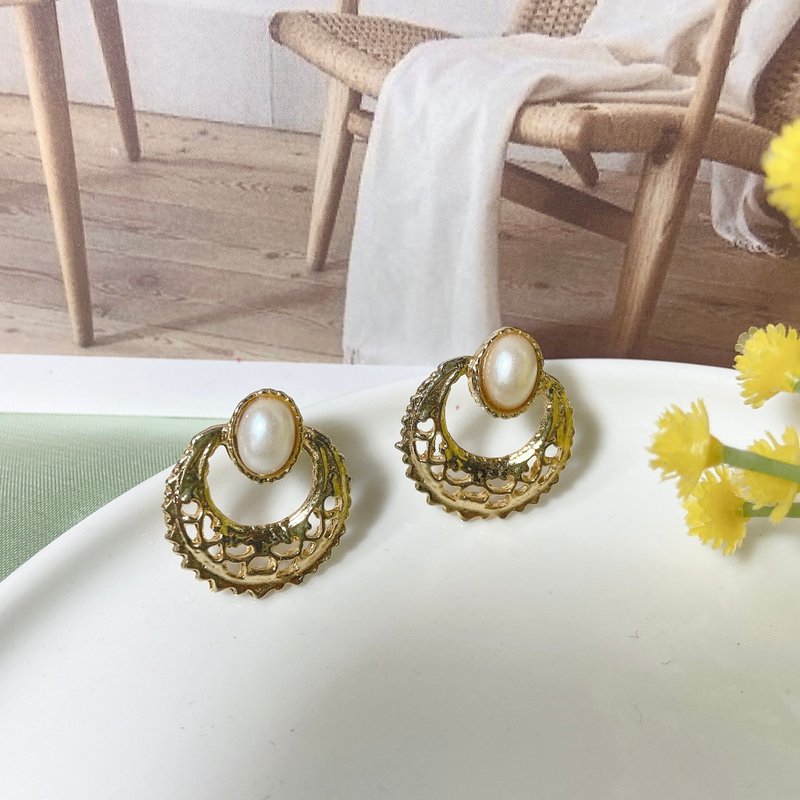 [Western Antique Jewelry] Soft lines, hollow craftsmanship, pearl-like inlaid earrings and earrings - Earrings & Clip-ons - Precious Metals Gold