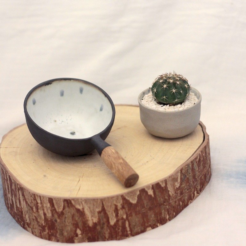 3.2.6. studio: Handmade ceramic tree bowl with wooden handle. - 花瓶/花器 - 陶 黑色