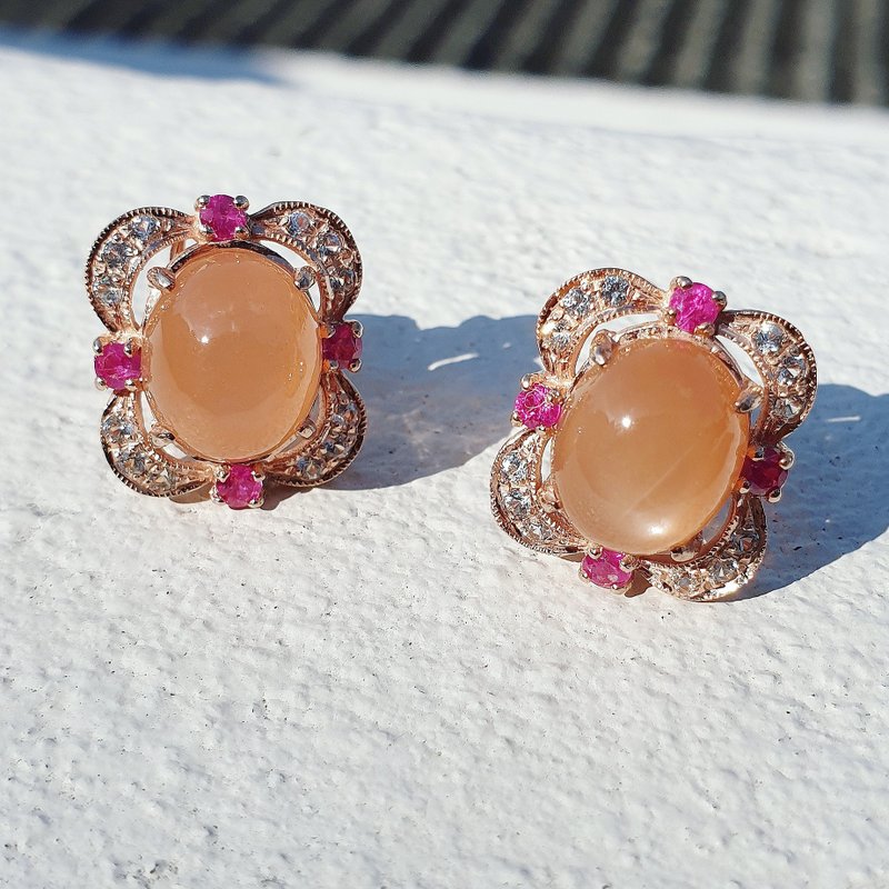 Peach moonstone earrings with rubies and white topaz - 耳環/耳夾/耳骨夾 - 寶石 多色