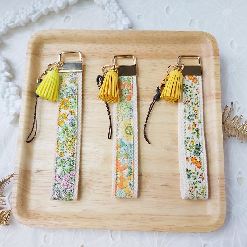 Yellow floral fabric tassel mobile phone anti-fall wrist strap - เชือก/สายคล้อง - ผ้าฝ้าย/ผ้าลินิน สีเหลือง