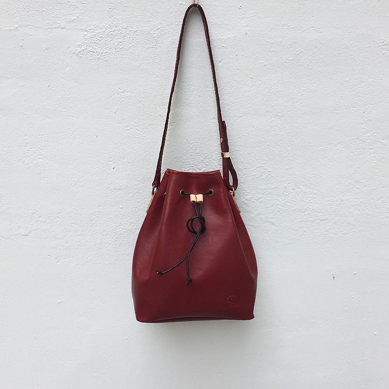 DUAL-Leather Bucket Bag-Brick Red - กระเป๋าแมสเซนเจอร์ - หนังแท้ สีแดง