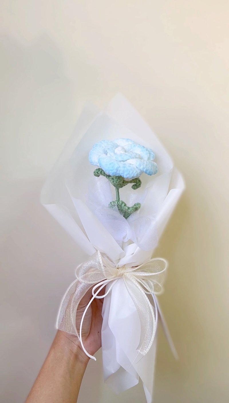 手工針織花束【碎冰藍玫瑰】玫瑰花  編織花 情人節 情人節花束 - 乾燥花/永生花 - 棉．麻 白色