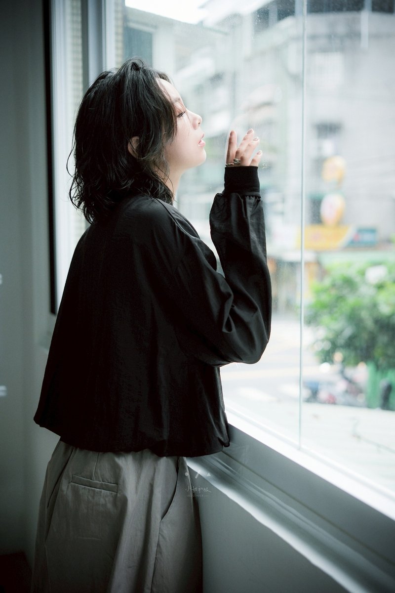 雲朵水母薄長袖上衣 - 2色 - 黑 - 女 T 恤 - 尼龍 黑色
