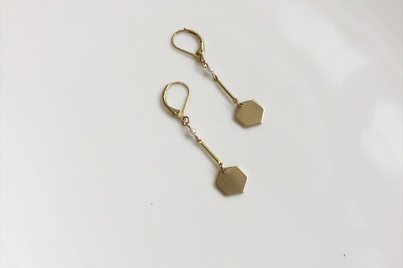 Simple pearl brass hexagon earrings - ต่างหู - โลหะ สีทอง