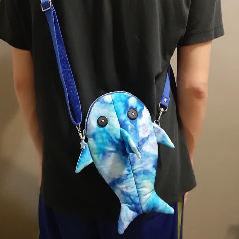 Deep sea blue shark bag. Like the overlord who swims in the ocean. Refreshing and rendering colors. Suitable for personalized wear - กระเป๋าแมสเซนเจอร์ - ผ้าฝ้าย/ผ้าลินิน สีน้ำเงิน