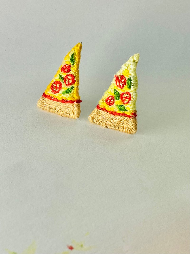 手刺繍／マルゲリータ／チーズピザピアス／Aタイプグルメハンドメイドフードアクセサリーギフト - ピアス・イヤリング - 刺しゅう糸 イエロー