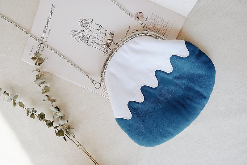 |Blue Mount Fuji | Crossbody Chain Gold Bag Crossbody Bag Side Backpack Gift - กระเป๋าแมสเซนเจอร์ - ผ้าฝ้าย/ผ้าลินิน 
