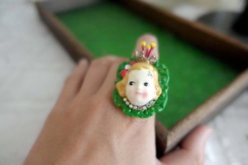 TIMBEE LO shop TIMBEE LO綠色黃髮娃娃公主皇冠綴施華洛水晶 立體裝飾黃銅戒指