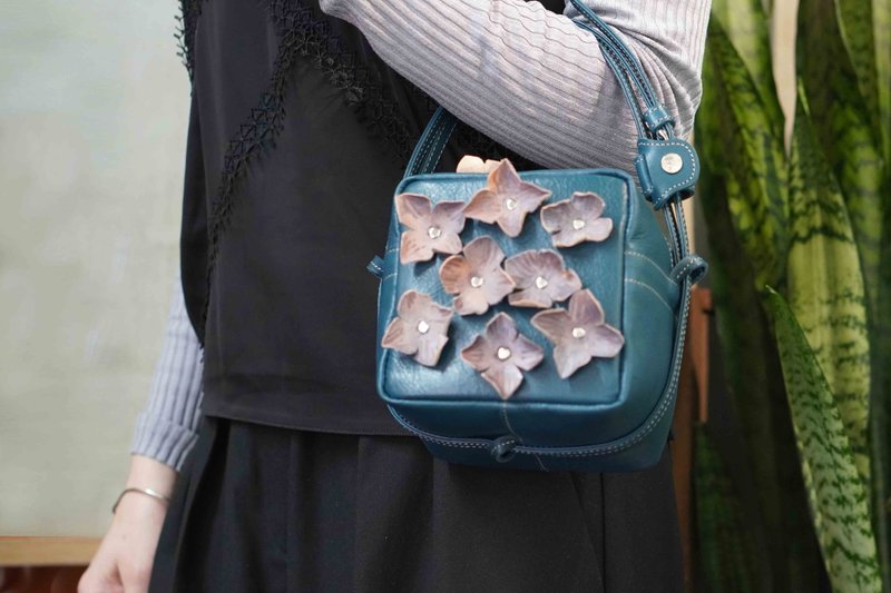 AJISAI-LEATHERフラワーBLUE・キューブポシェット・内装キーホルダー付・とても軽いです - 側背包/斜背包 - 真皮 藍色