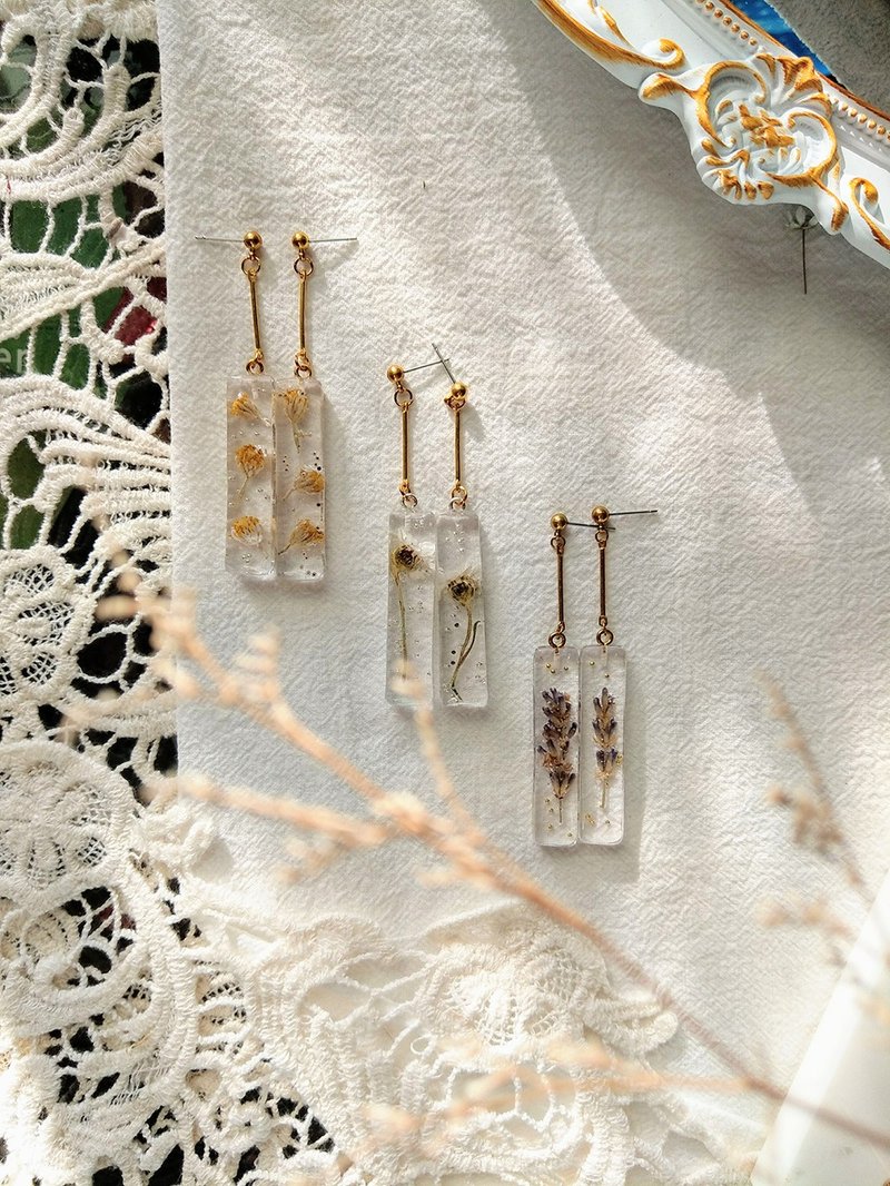 Three-dimensional dry flower earrings single flower real flower earrings eternal flower earrings handmade jewelry pendant earrings - ต่างหู - เรซิน ขาว