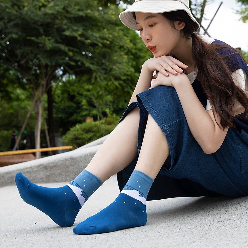 【南島星辰】鴿子藍色-MIT設計中筒襪 - 襪子 - 棉．麻 藍色