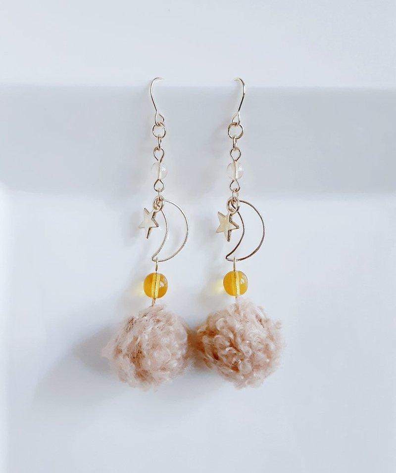 Light Brown long earrings with swaying stars, crescent moon and fluffy poodle fur, winter, fake fur, stylish, can be changed to allergy-friendly earrings or Clip-On - ต่างหู - วัสดุอื่นๆ สีนำ้ตาล