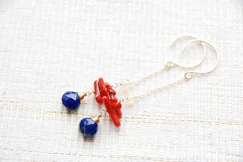 ラピスラズリと赤いサンゴのピアス14kgf - 耳環/耳夾 - 寶石 藍色
