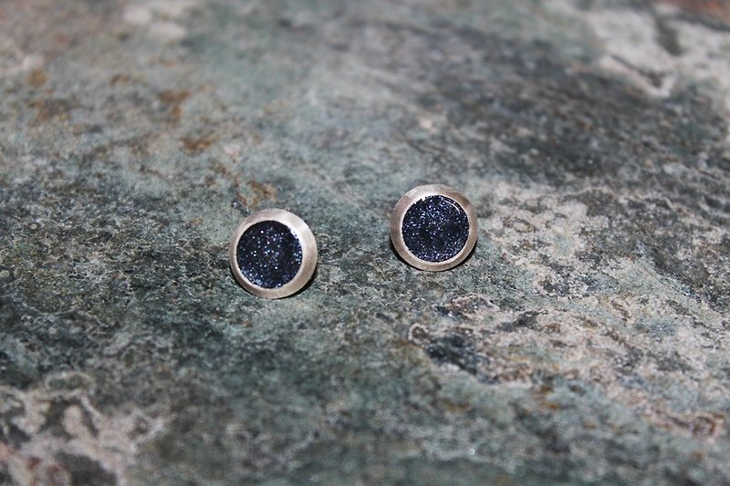 Pearly black sterling silver round pin earrings - Earrings & Clip-ons - Pottery Black