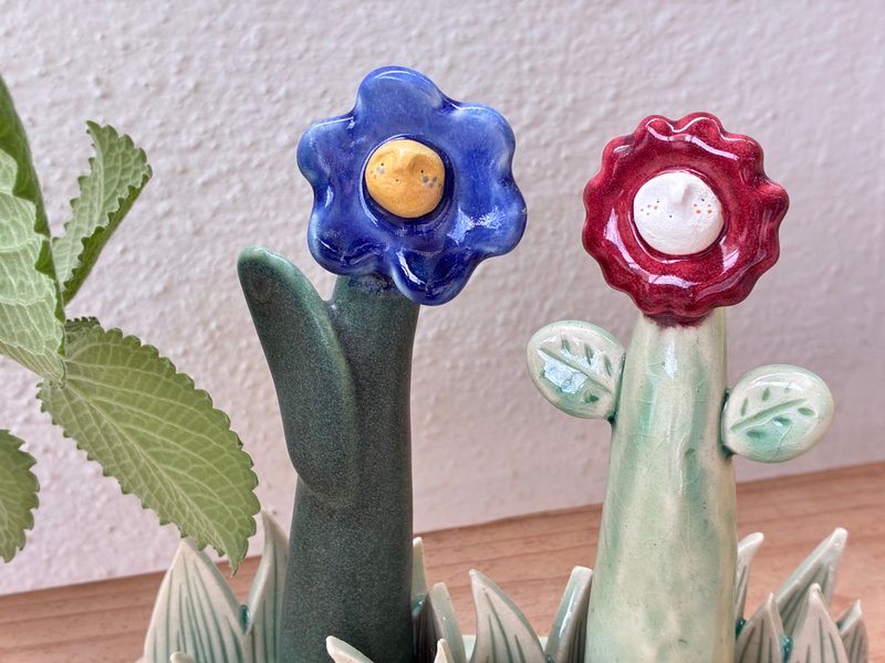 | Luna 陶偶系列 | 陶器 藍花 紅花 綠草叢 擺設 - 擺飾/家飾品 - 陶 綠色