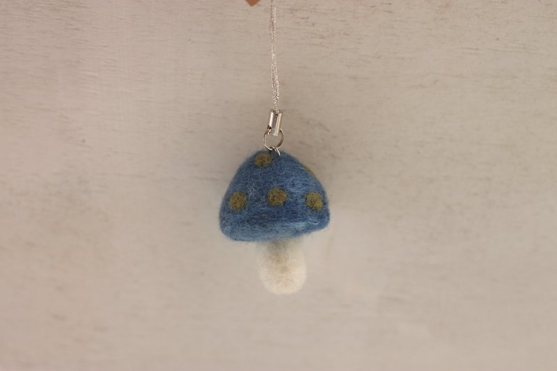 Natural plant dyed mushroom mobile phone pendant blue dyed, red bamboo is currently in stock and can be directly subscripted - Other - Wool Blue
