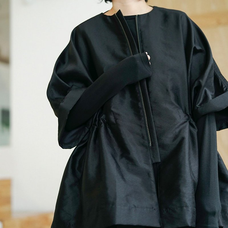 Black | Glittering Lightweight Loose Circle Zip Jacket Two Colors Available in One Size Low-Profile Gloss Trimming Dramatic Lightweight Windbreaker | Fanta Tower - Women's Blazers & Trench Coats - Cotton & Hemp Black