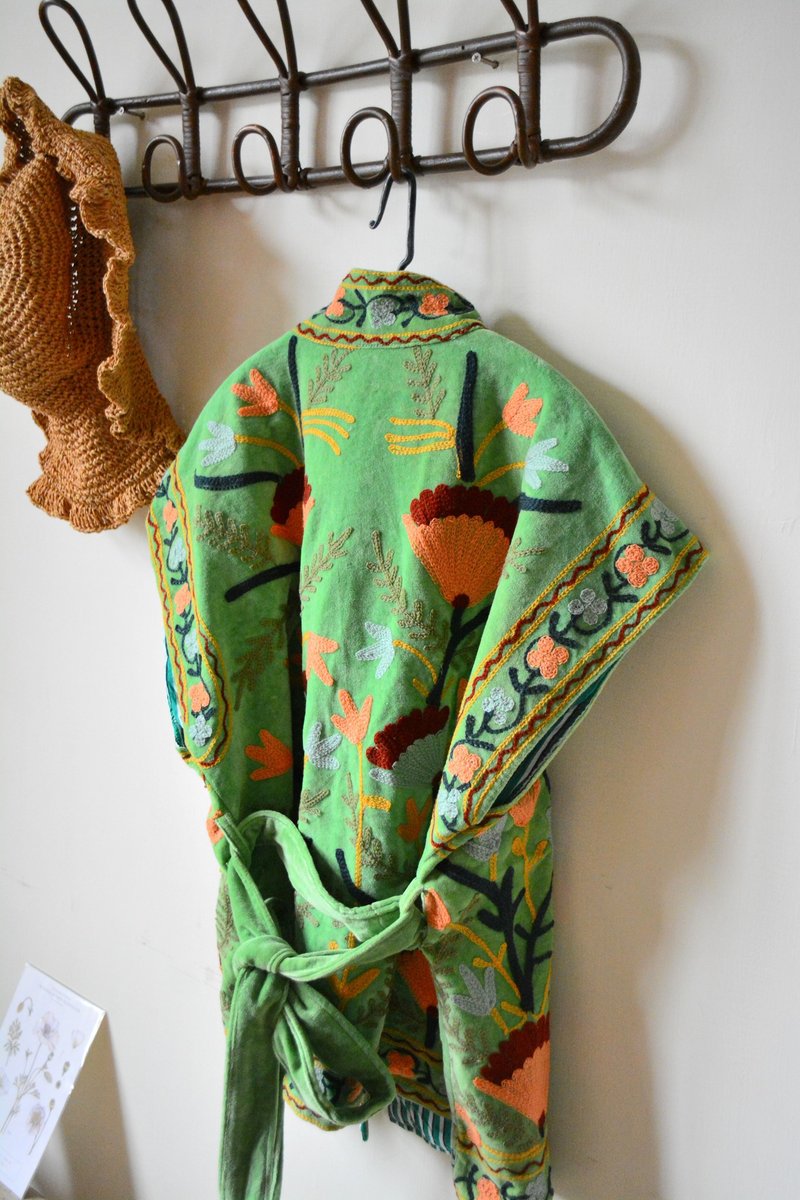Suzani蘇札尼手工刺繡天鵝絨短袖外套罩衫- 青青河邊草 - 女大衣/外套 - 棉．麻 多色