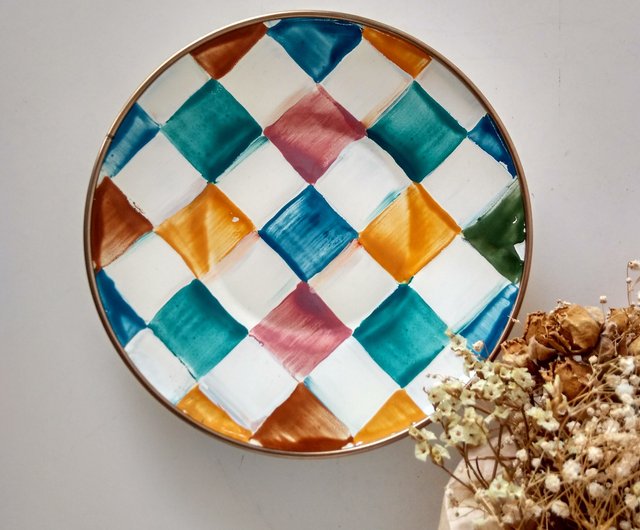 multicolored enamel plates