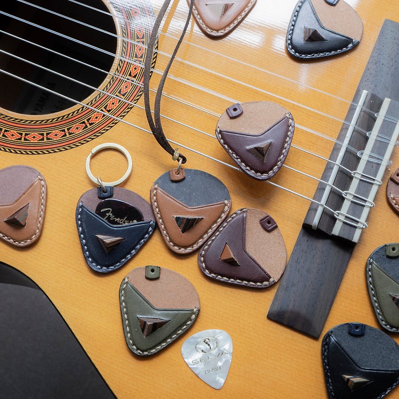 三次元三角革手作りギターピックセットピッククリップはネックレスやキーホルダーとして使用できます - ネックレス - 革 ブラウン
