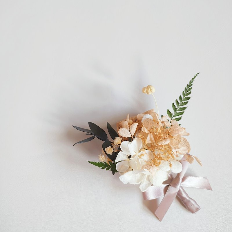 Sheer Whisper Hidden Flowers_Simple and elegant hydrangea eternal corsage/drying corsage/wedding/completion - เข็มกลัด - พืช/ดอกไม้ สีกากี