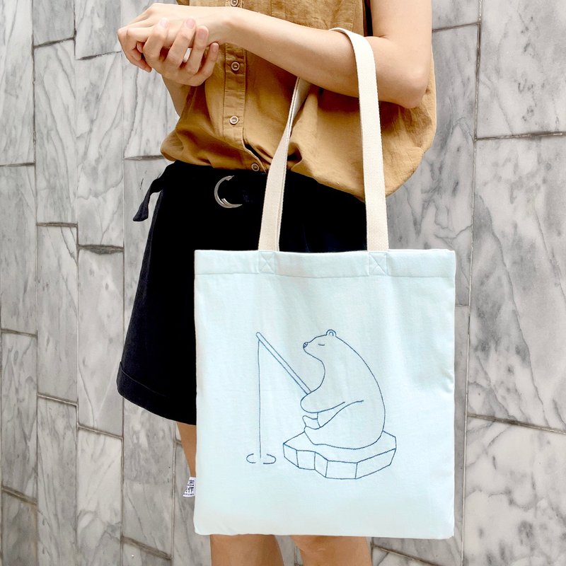 [Machine washable/The pattern is not printed] Polar bear fishing and eating, cotton bag - กระเป๋าแมสเซนเจอร์ - ผ้าฝ้าย/ผ้าลินิน สีกากี