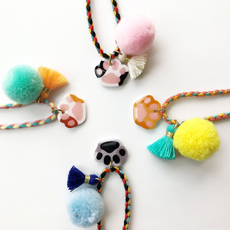 Meow - Style cat paw with tassel and ball of yarn bracelet - สร้อยข้อมือ - พลาสติก หลากหลายสี