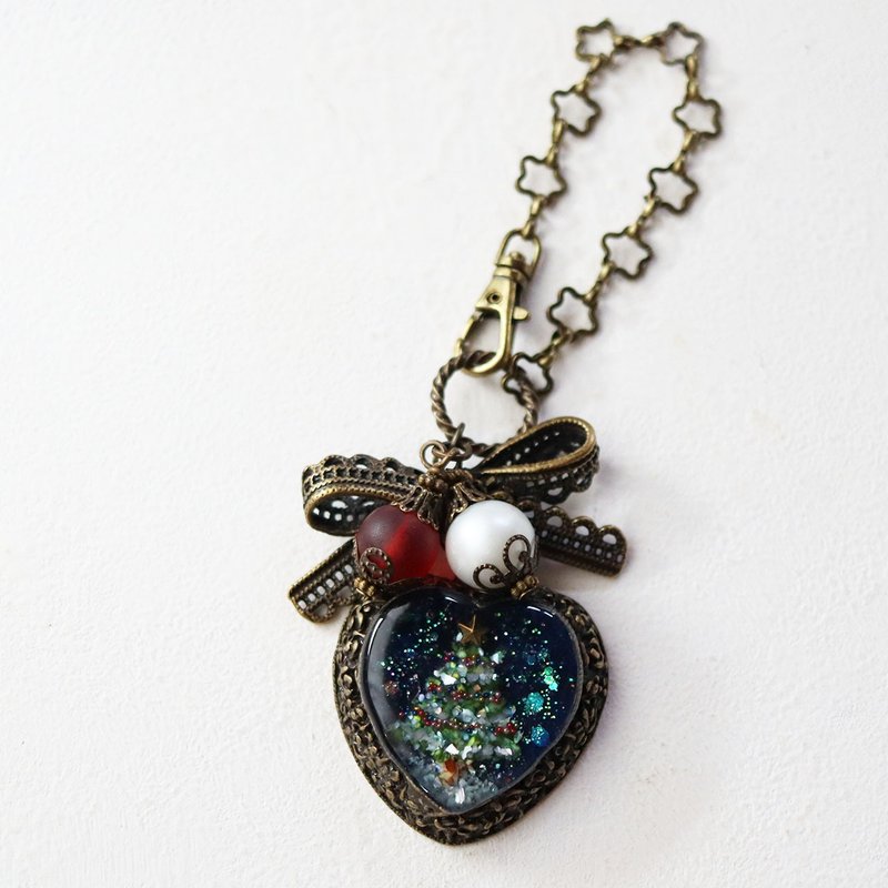 Christmas in the Forest Small Tree Bag Charm Heart Shape - พวงกุญแจ - เรซิน สีเขียว